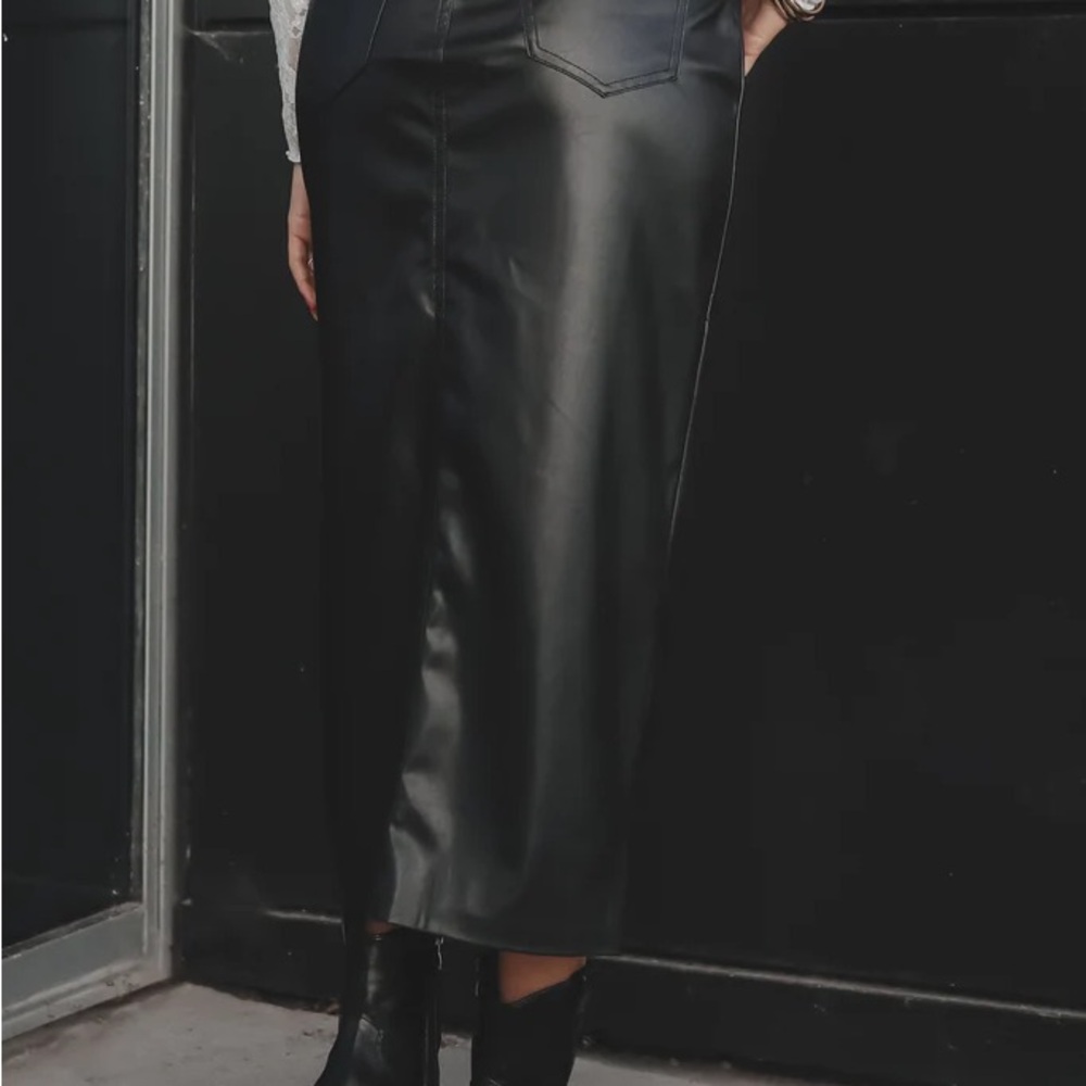 Chic Black Faux Leather Skirt - Picture 2 of 2